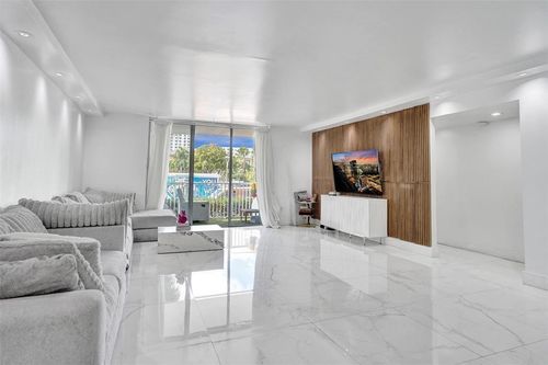 101w-2801 Ne 183rd St, Aventura, FL, 33160-2126 | Card Image