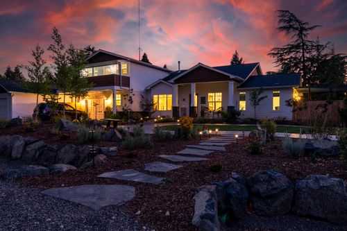 2204 Meals Dr, Medford, OR, 97501-4344 | Card Image