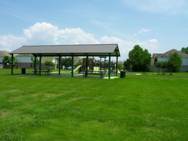 Neighboring Jessie Jones Nature Park offers 300 acres of natural parkland and more than six miles of hiking trails. Residents enjoy close proximity to major shopping at Deerbrook Mall, horseback riding at Cypress Trails Equestrian Center and golf adventure at Cypresswood Golf Club. Other neighborhood amenities include a recreation area including a park, swimming pool, and playground all within walking distance. | Image 17