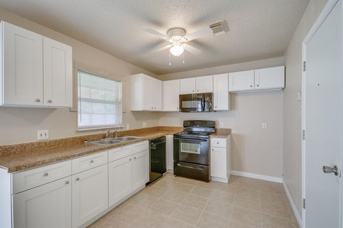 2410 21st Ave N, Texas City, TX, 77590-4812 | Card Image