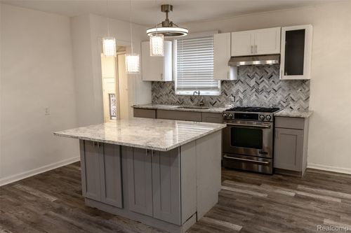 7366 Auburn St, Detroit, MI, 48228-3200 | Card Image