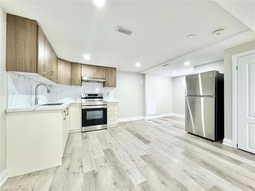 lower-12 Fernwood Cres, Hamilton, ON, L8T3L1 | Card Image