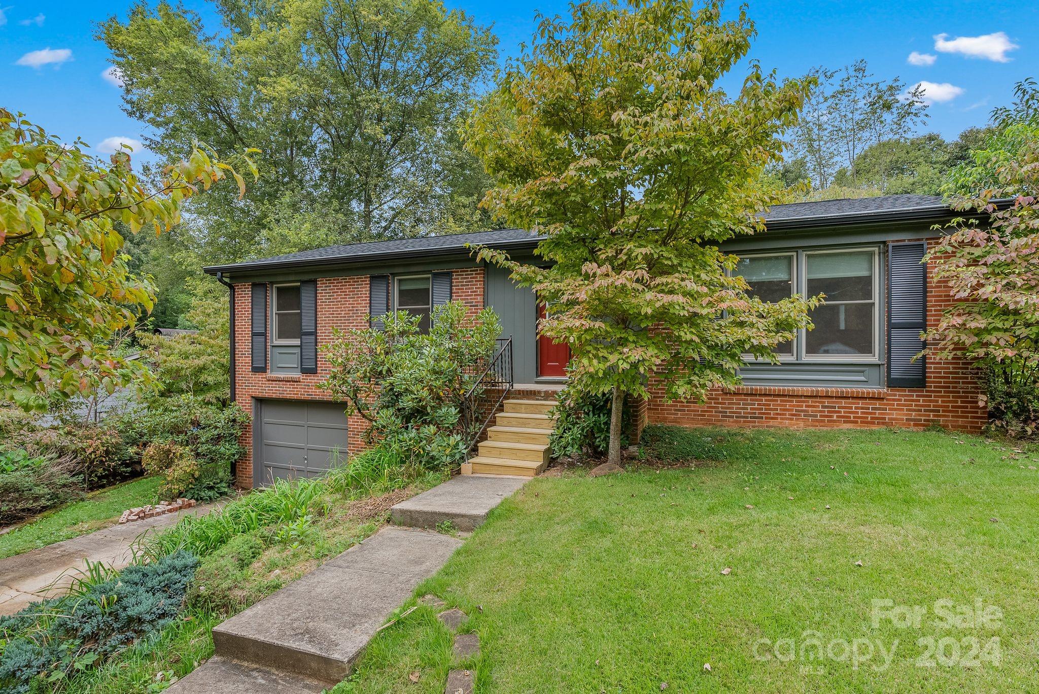 Foxcroft Dr, Asheville, NC 28806