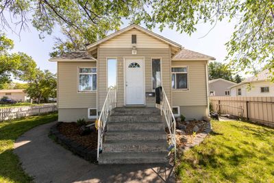 429 12 St N, House detached with 3 bedrooms, 2 bathrooms and 2 parking in Lethbridge AB | Image 2