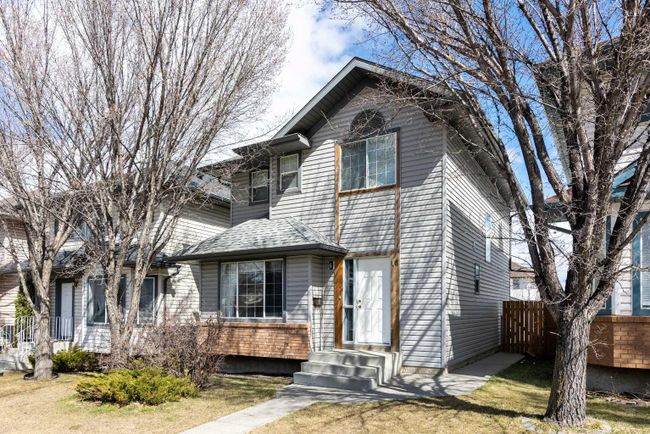 16 Hidden Valley Link Nw, Home with 3 bedrooms, 2 bathrooms and 2 parking in Calgary AB | Image 2