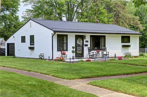 881 Oak St, Elyria, OH, 44035-3227 | Card Image