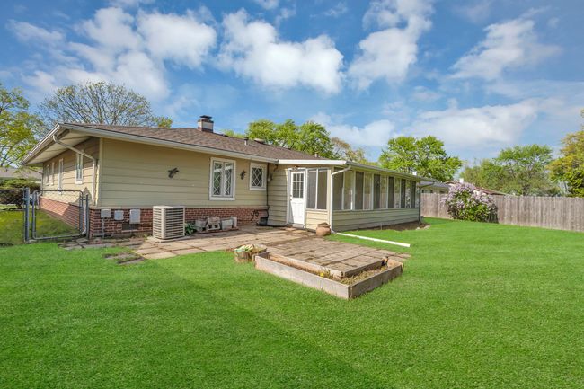 601 Sycamore Dr, House other with 3 bedrooms, 2 bathrooms and 2 parking in Elk Grove Village IL | Image 4