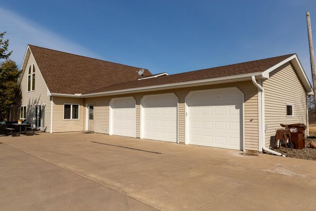 30' ceilings; ash tongue & groove | Image 4