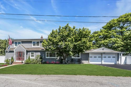 2 Vermont St, Lindenhurst, NY, 11757-5424 | Card Image