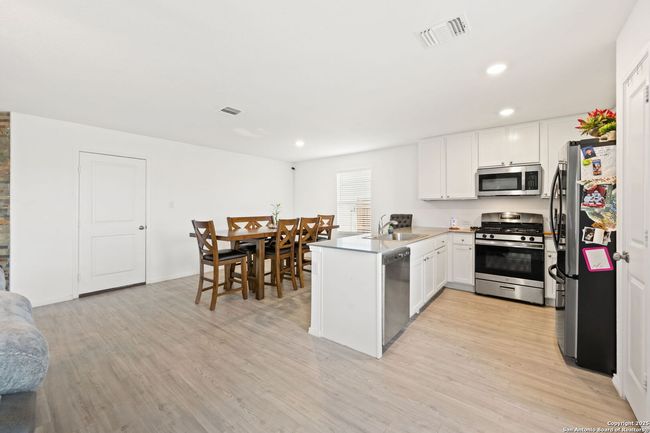 10707 Sweepback Trail, House other with 4 bedrooms, 3 bathrooms and null parking in Converse TX | Image 5