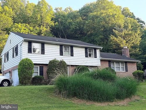 1040 Baker Rd, SINKING SPRING, PA, 19608-9002 | Card Image