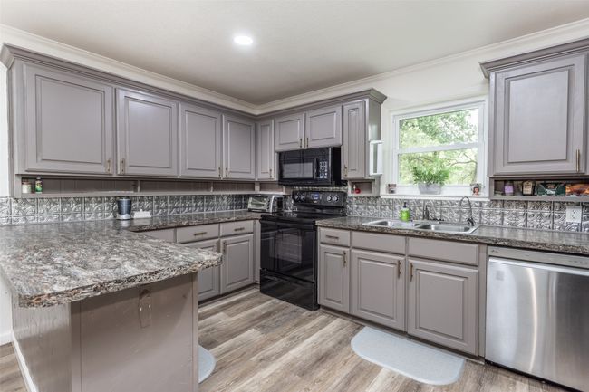 7300 W Line Rd, House other with 3 bedrooms, 2 bathrooms and null parking in Collinsville TX | Image 9