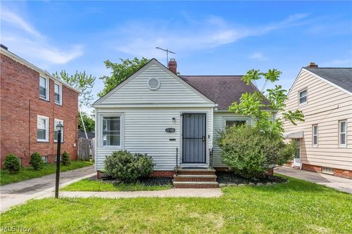 21106 Gardenview Dr, Maple Heights, OH, 44137-2428 | Card Image