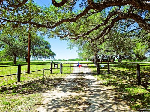 804 County Road 6612, Devine, TX, 78016-4161 | Card Image