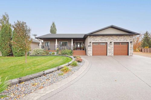 911 2 Ave W, Brooks, AB, T1R0B7 | Card Image