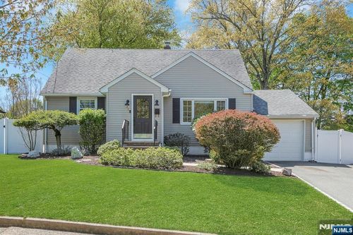 33 Clayton St, Hillsdale, NJ, 07642-2218 | Card Image