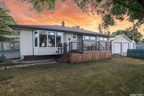 901 17th Ave E, Regina, SK, S4N0Y9 | Card Image