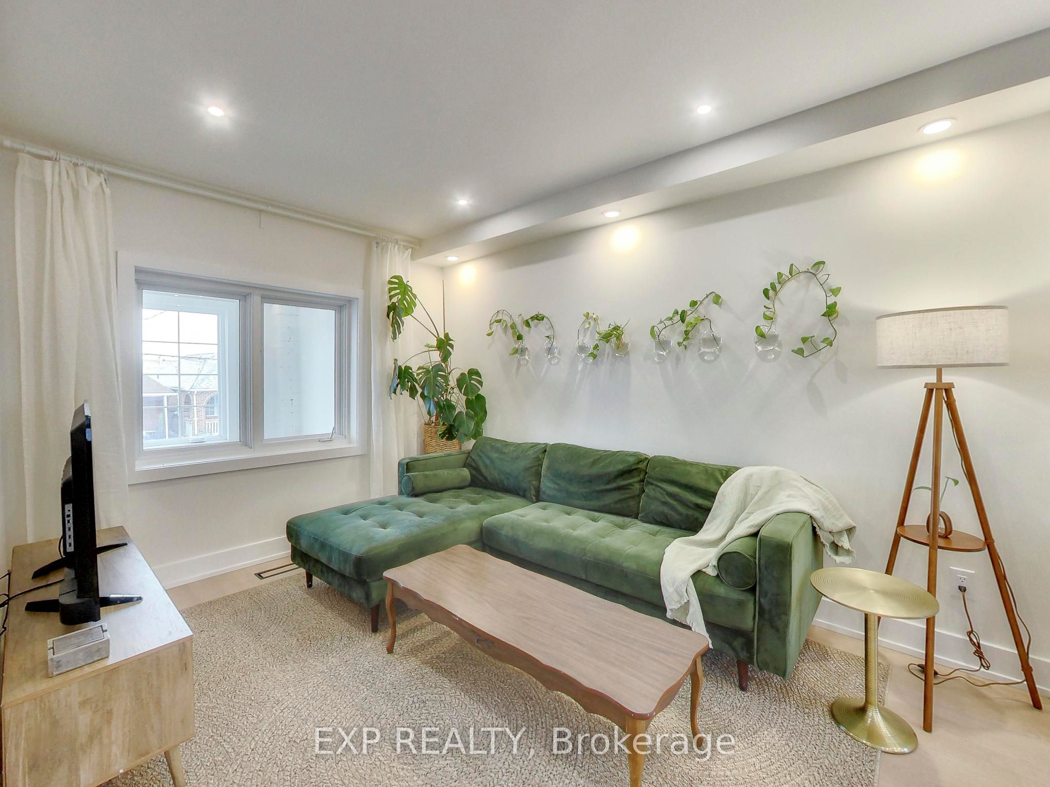 Residential Lease in Toronto W03 5