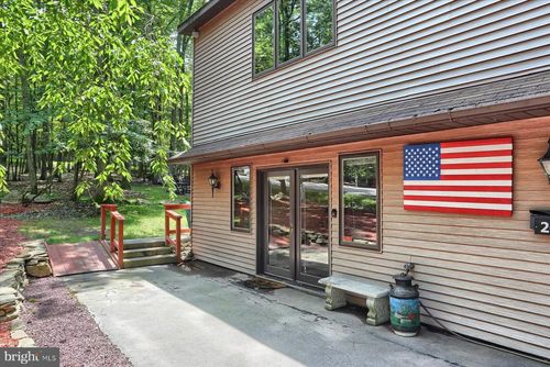 208 Owego Dr, Hazleton, PA, 18202-9139 | Card Image