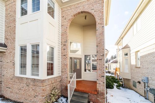 38119 N Vista Dr, Livonia, MI, 48152-1067 | Card Image