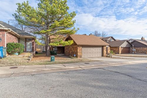 716 Rockridge Cir, Edmond, OK, 73034-7251 | Card Image
