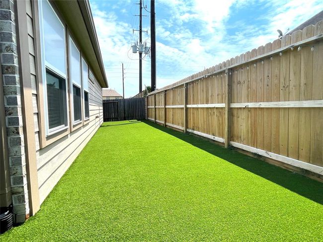 Backyard with Turf Grass | Image 31