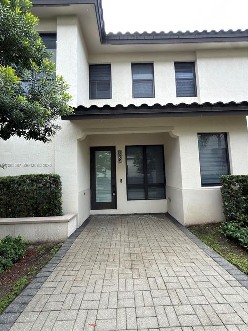 0-8253 Nw 47th Ln, Doral, FL, 33166-5682 | Card Image