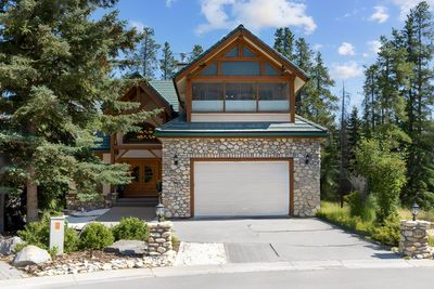 106 Lougheed Cir, House detached with 4 bedrooms, 3 bathrooms and 4 parking in Banff AB | Image 3