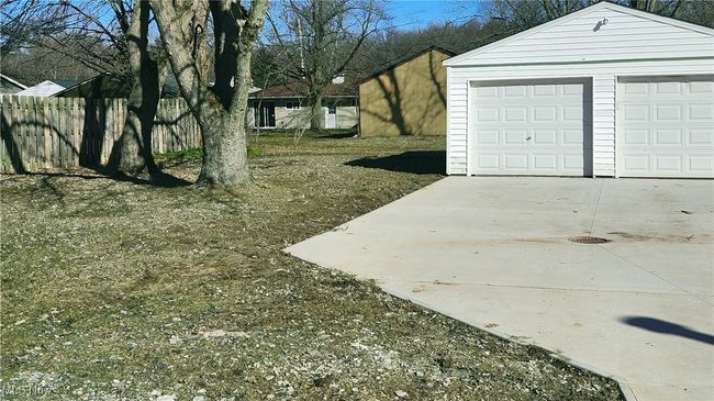 2 car garage | Image 17