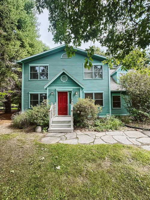 7-7 Hedgerow Ln, Amherst, MA, 01002-1695 | Card Image