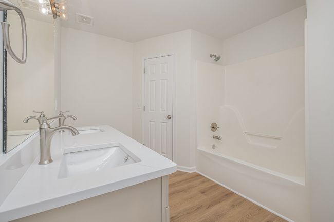 Master Bathrooms & Closets | Image 23