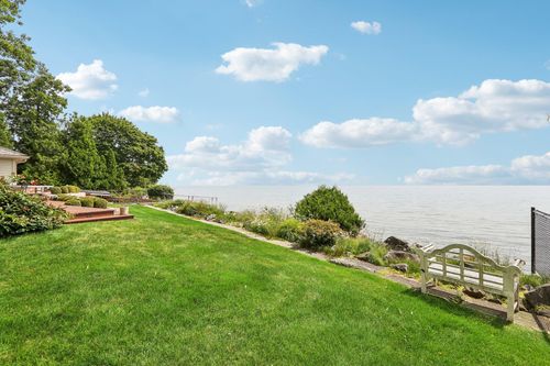7152 N Beach Dr, Fox Point, WI, 53217-3658 | Card Image