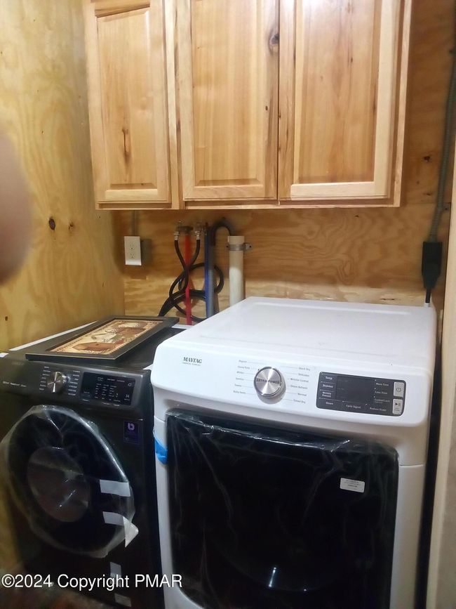 Hunter Cavew Washer & Dryer above Garage | Image 61