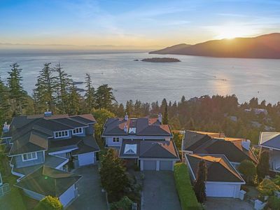 5476 W Vista Crt, House other with 3 bedrooms, 2 bathrooms and 4 parking in West Vancouver BC | Image 1