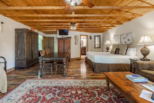 514 W Austin St, Home with 2 bedrooms, 2 bathrooms and null parking in Fredericksburg TX | Image 5