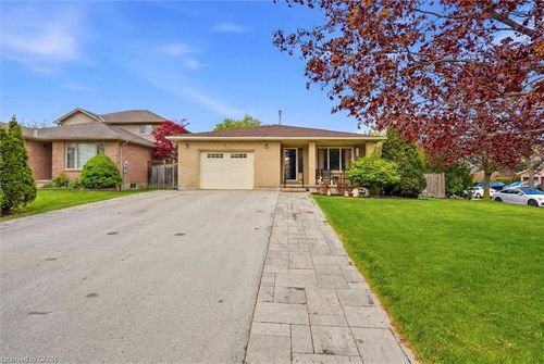 18 Anne Crt, Grimsby, ON, L3M5B4 | Card Image