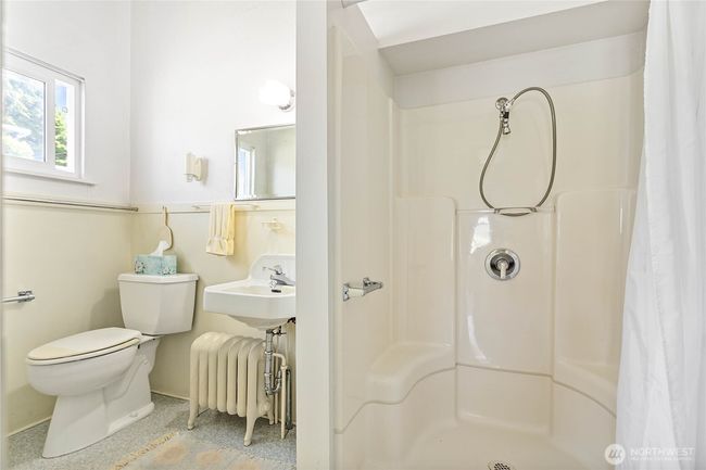 Main level bathroom, situated between the two bedrooms | Image 18