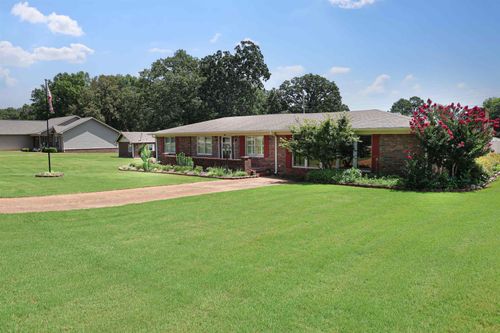 300 Tennessee River Dr, Muscle Shoals, AL, 35661-1054 | Card Image