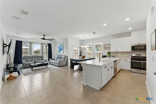 211 Summit Dr, Lockhart, TX, 78644-3865 | Card Image