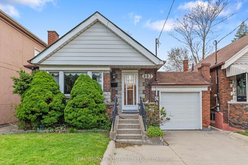 882 Coxwell Ave, East York, ON, M4C3G2 | Card Image