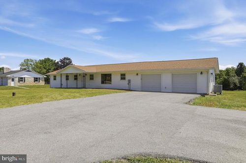 11223 Valley Rd, BERKELEY SPRINGS, WV, 25411-3158 | Card Image
