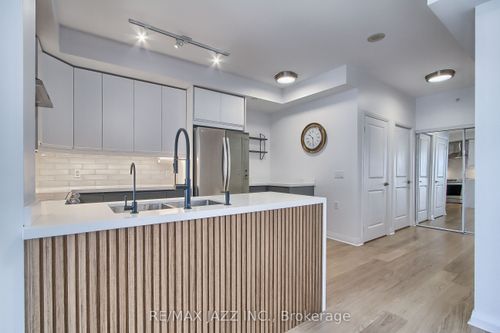 703-55 Oneida Cres, Richmond Hill, ON, L4B0E8 | Card Image