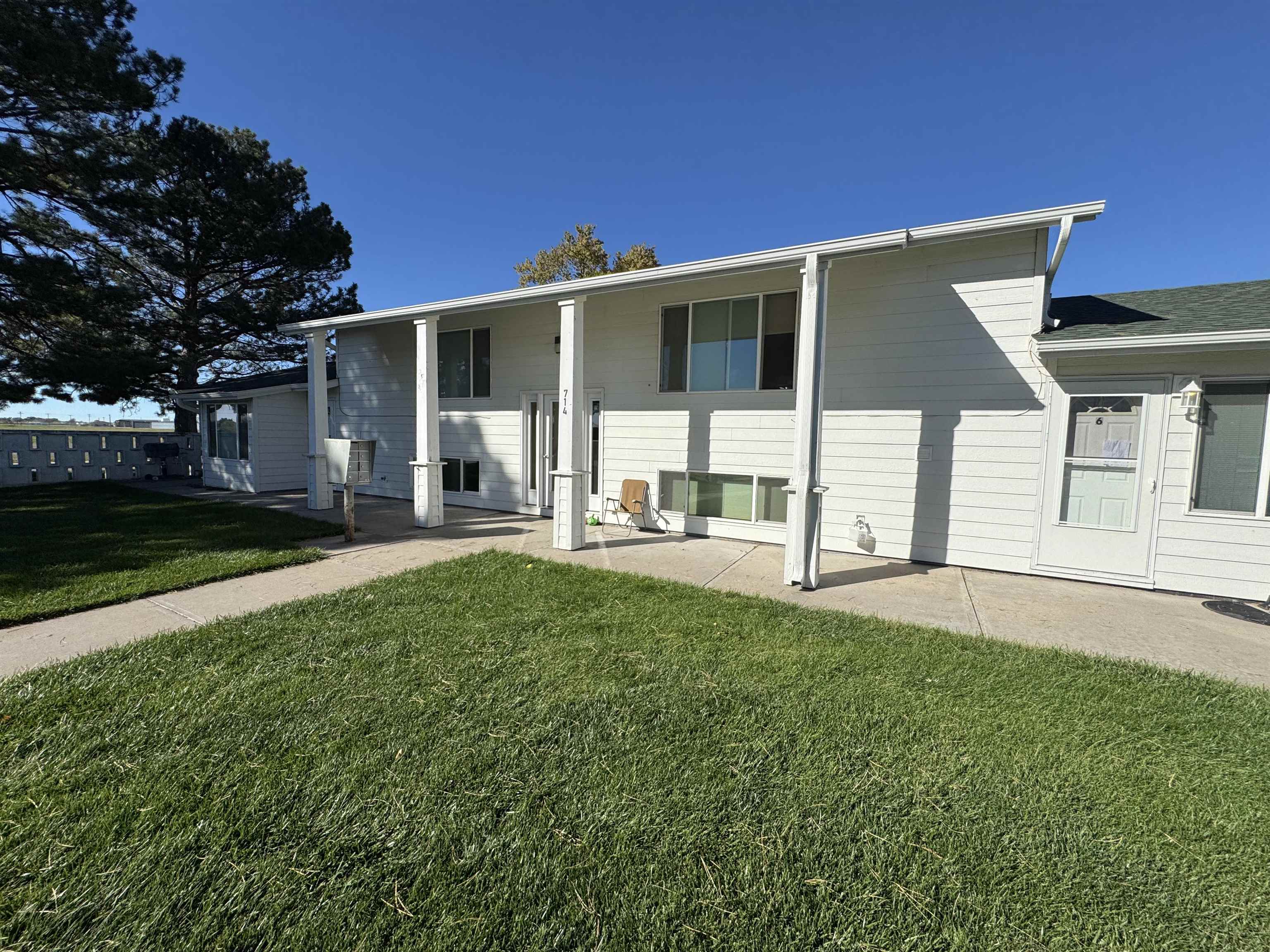 714 W 10Th St, Cozad, NE 69130
