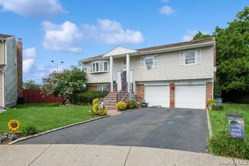 828 Robin Ct, Baldwin, NY, 11510-3521 | Card Image