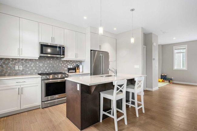 831 85 St Sw, Home with 4 bedrooms, 3 bathrooms and 2 parking in Calgary AB | Image 5