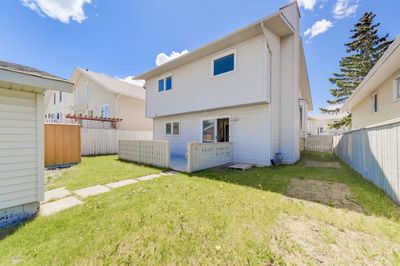 51 Sandstone Rise Nw, House other with 3 bedrooms, 2 bathrooms and 2 parking in Calgary AB | Image 2