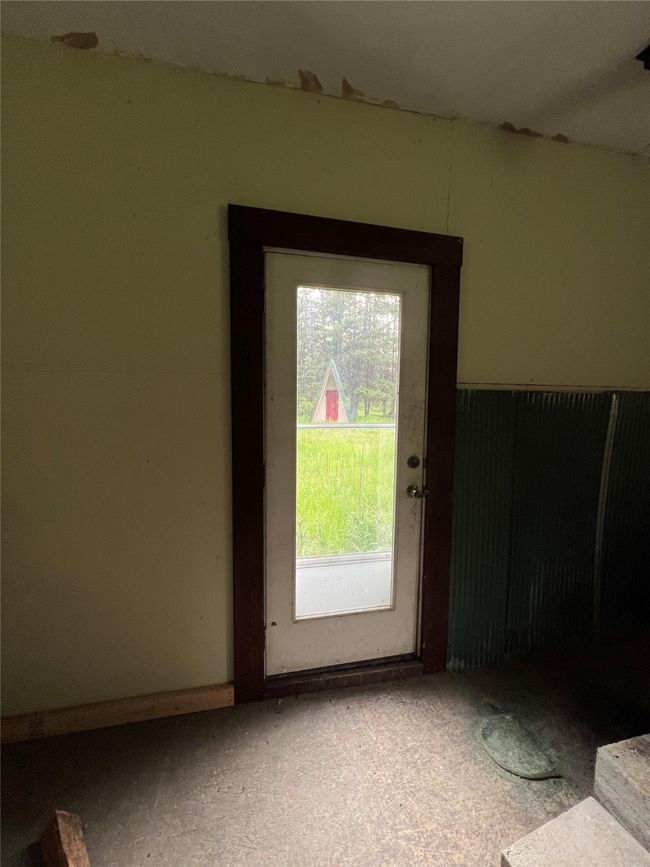 door on the west end of the garage | Image 108
