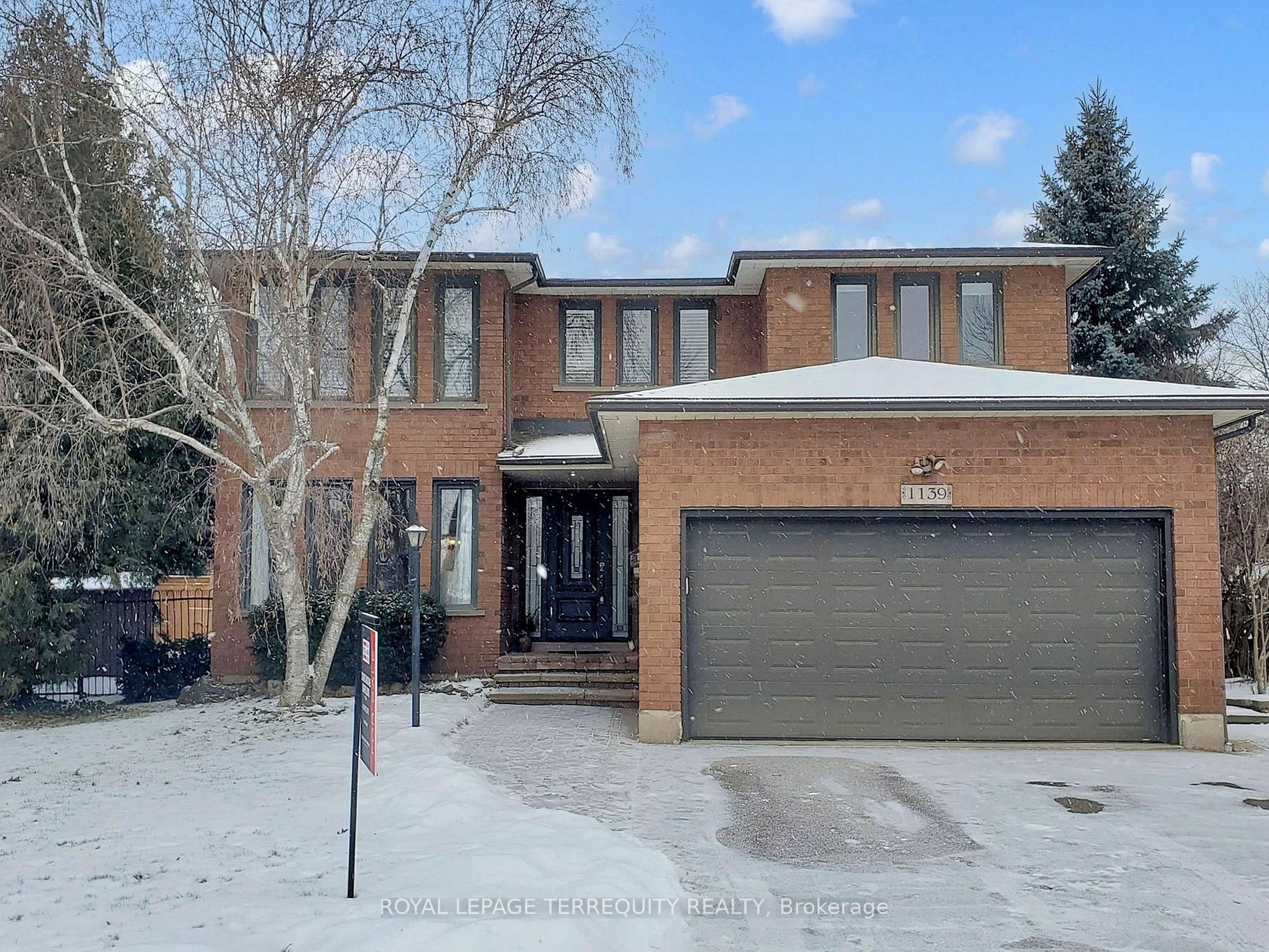 1139 Manor Rd, For Sale in Oakville - Zoocasa