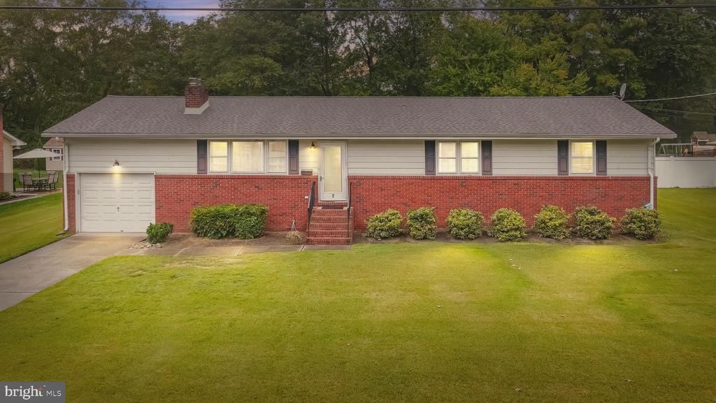 Nicholas Dr, Pennsville, NJ 08070
