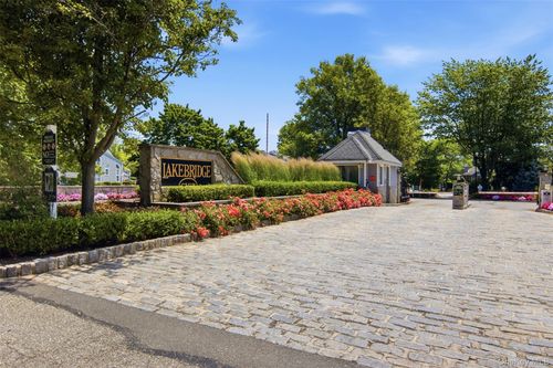 43 Lakebridge Drive S, Smithtown, NY, 11754 | Card Image
